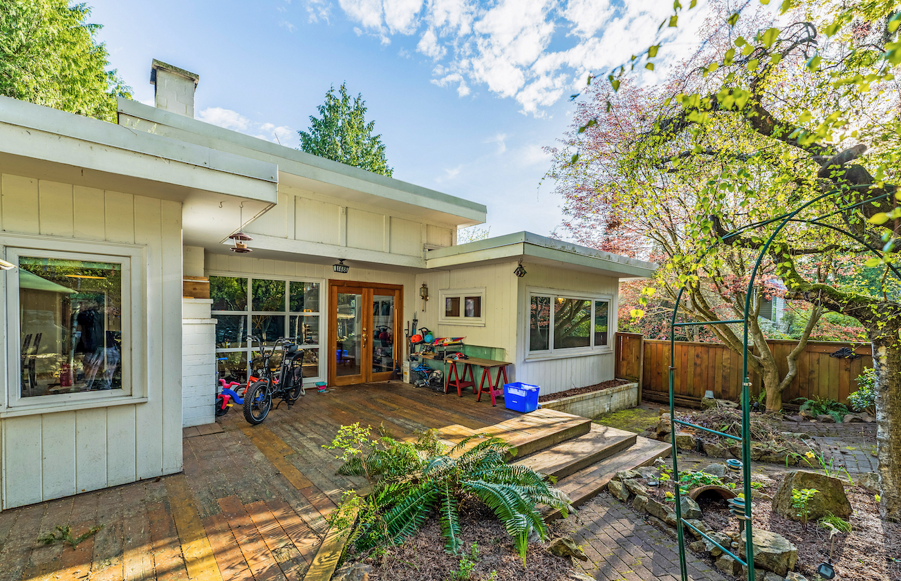 COZY FAMILY HOME IN THE HEART OF AMBLESIDE- 1488 Palmerston Avenue, West Vancouver